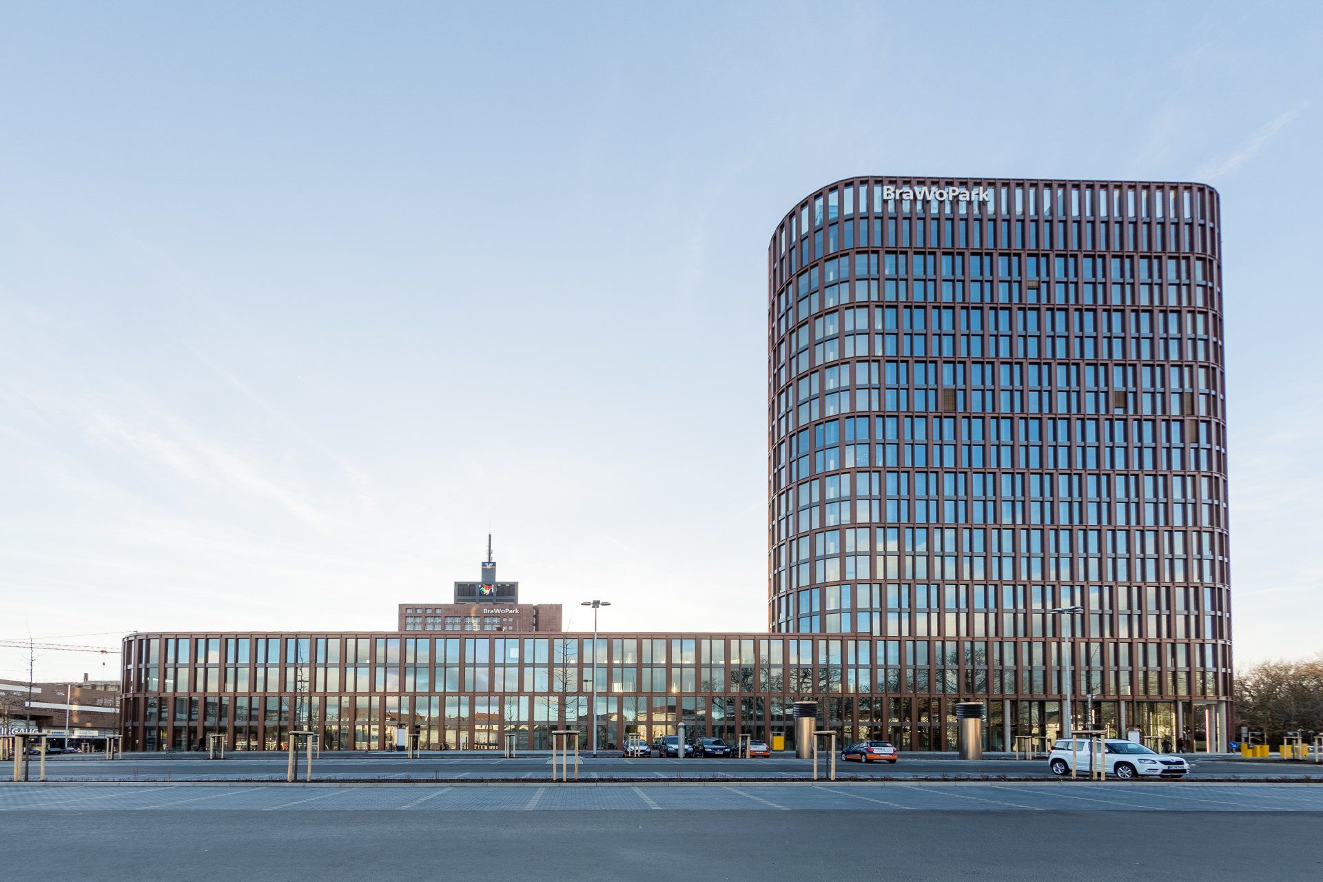 Mitten in einer Stadt steht ein großes Gebäude mit vielen Fenstern.