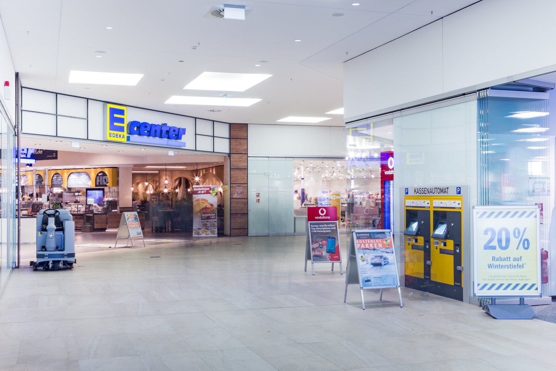 Ein Einkaufszentrum mit einem Schild mit der Aufschrift „20 %“.