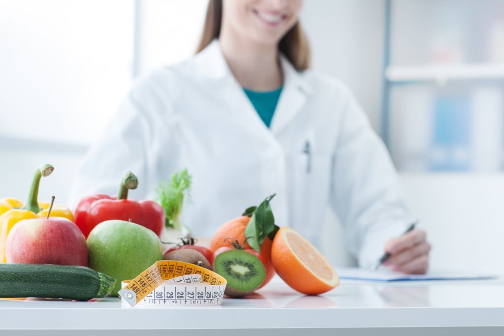 farmacista durante un consulto alimentare