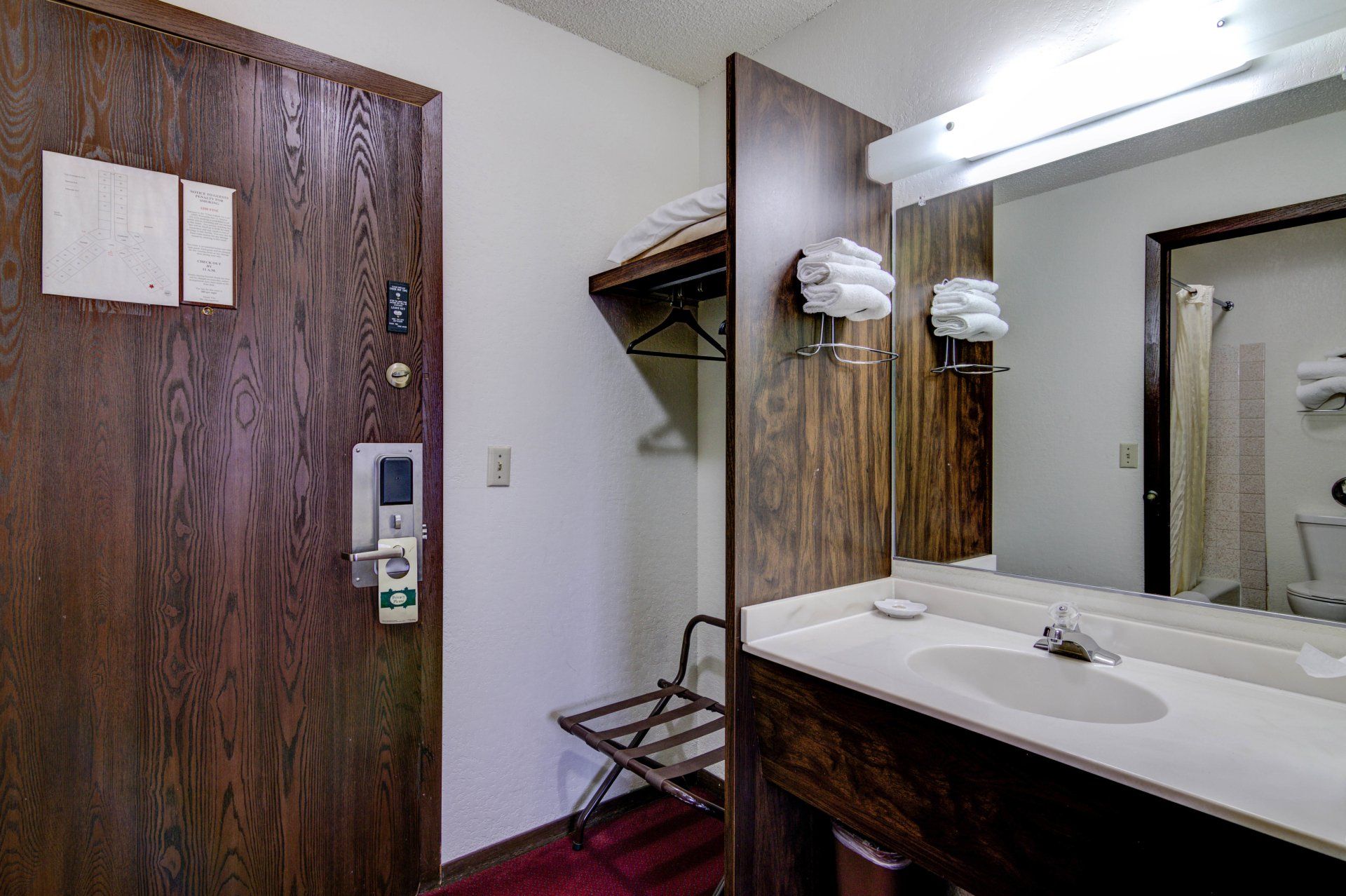 1 Queen Non-Smoking Bathrom