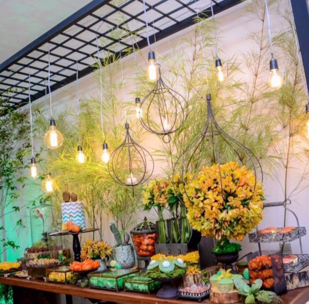 Uma mesa com flores, frutas e vegetais.