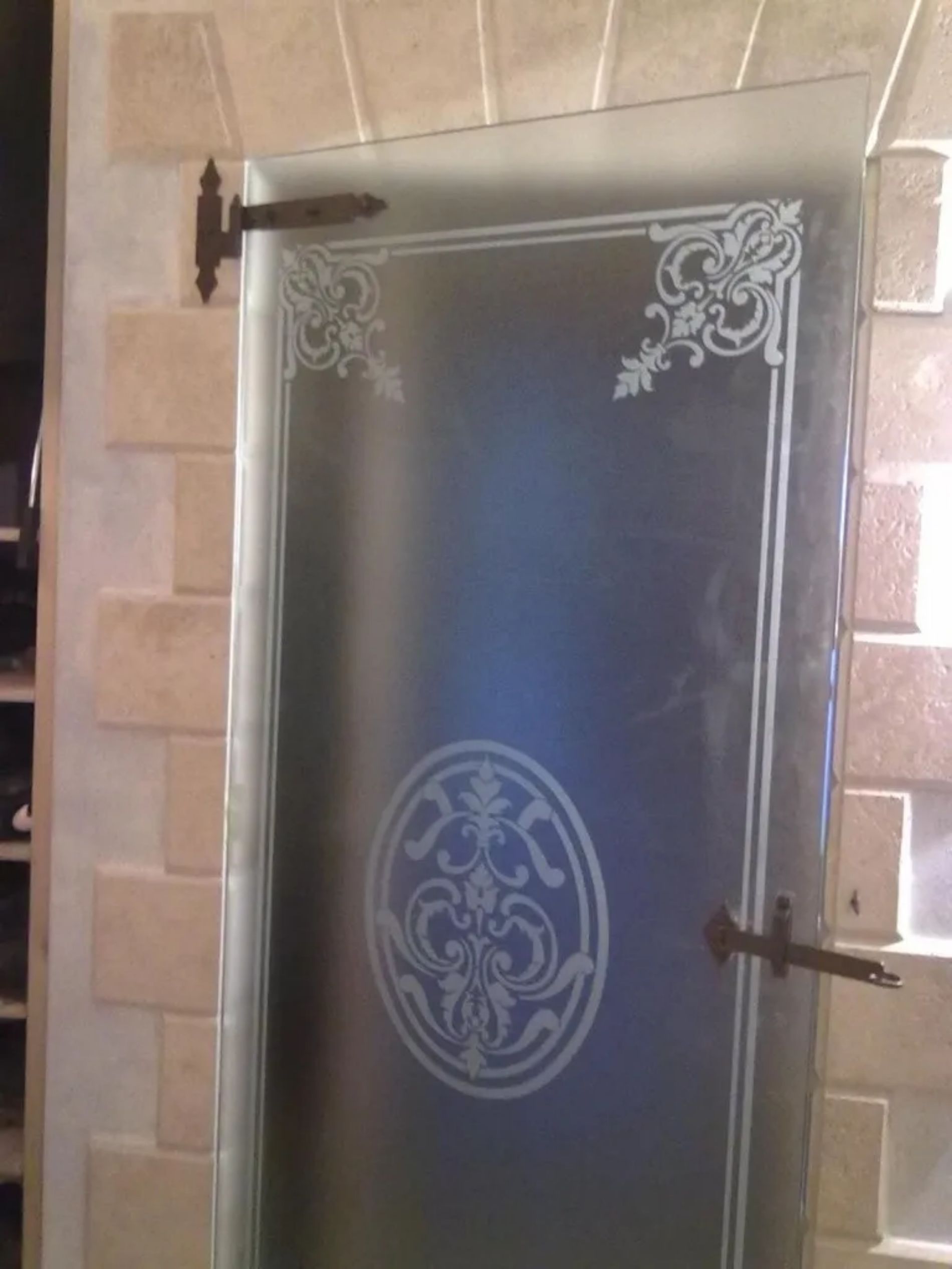 vetrata satinata con decorazioni
