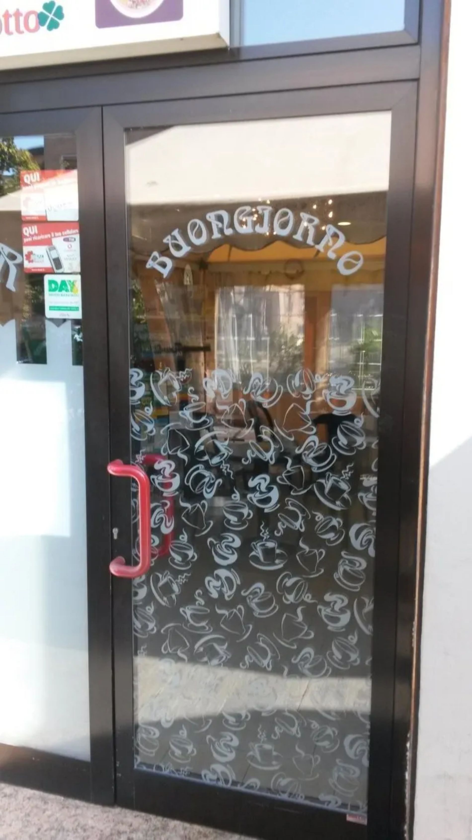 porta decorata di un negozio