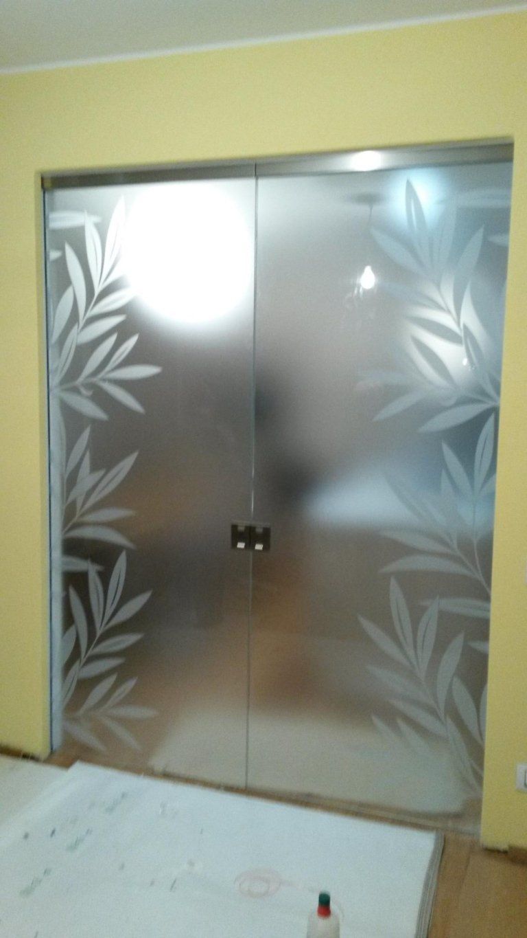 decorazioni su porta metallica