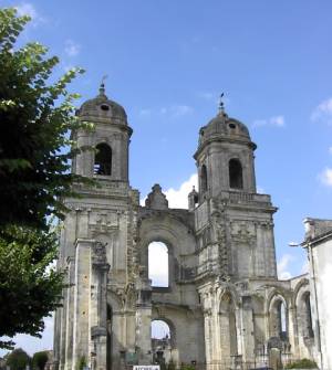tours de pierre de l'abbaye royale de saint jean d'angely