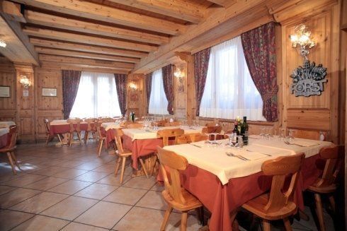 sala ristorante con tavoli