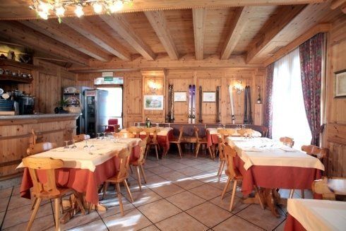 sala ristorante con interni in legno