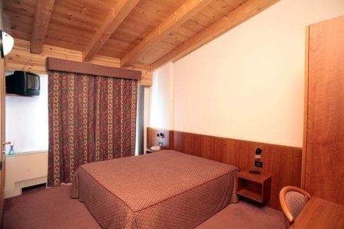 camera d'albergo con soffitto in legno