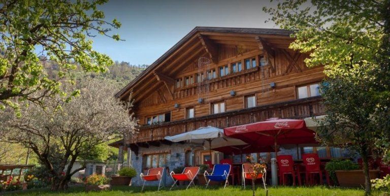 esterno albergo in legno