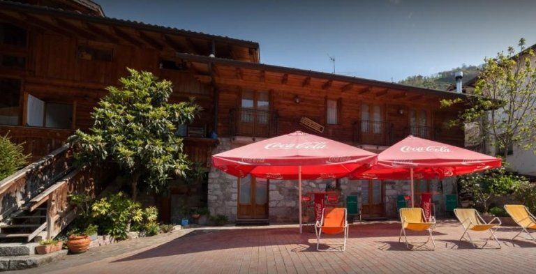 esterno albergo con ombrelloni