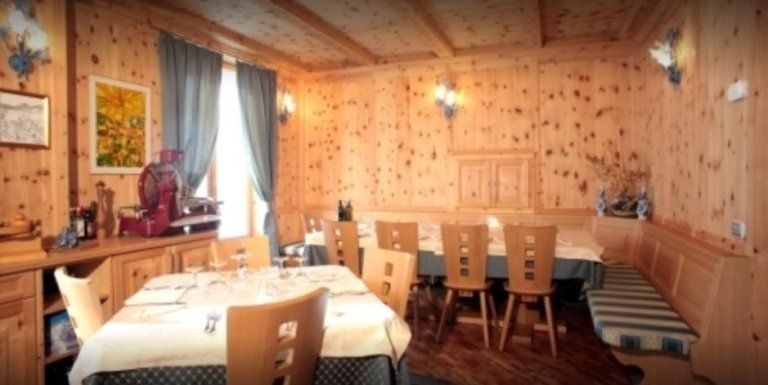 ristorante con interni in legno
