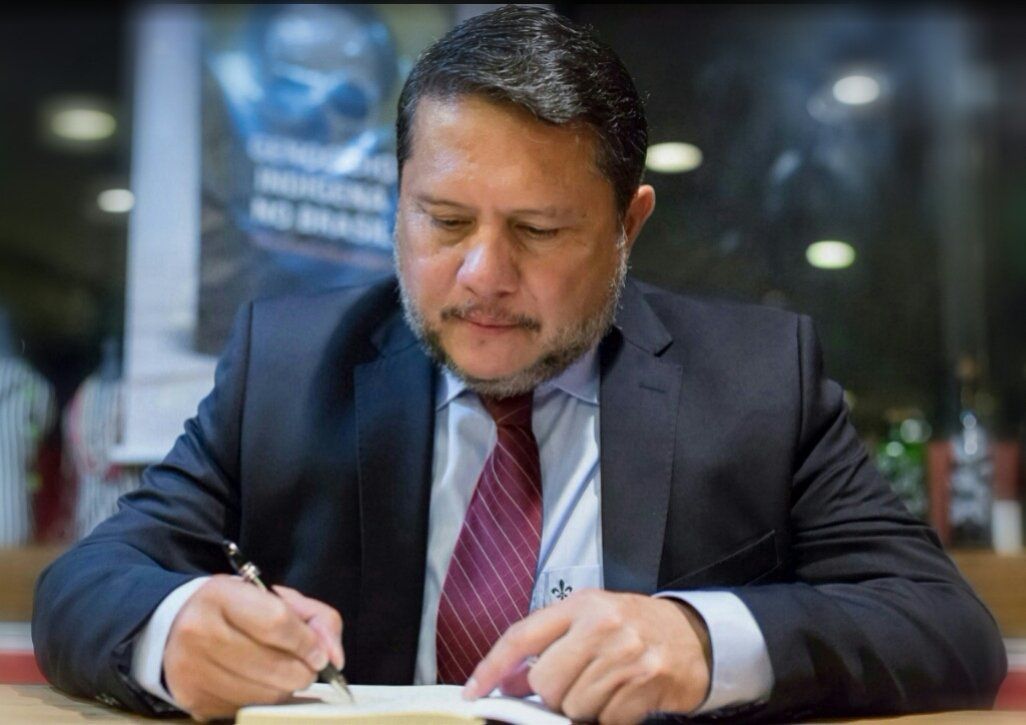 Carlos-Frederico-em-noite-de-autografos-de-seu-livro