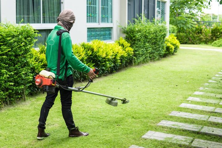 operatore con decespugliatore