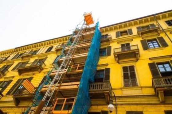 impalcatura su un palazzo giallo