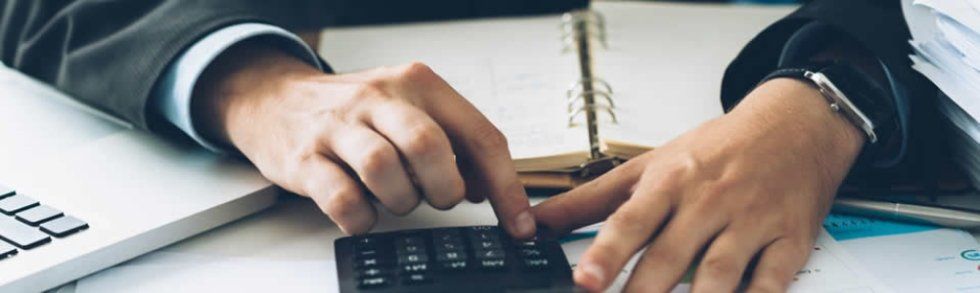commercialista esegue calcolo con calcolatrice