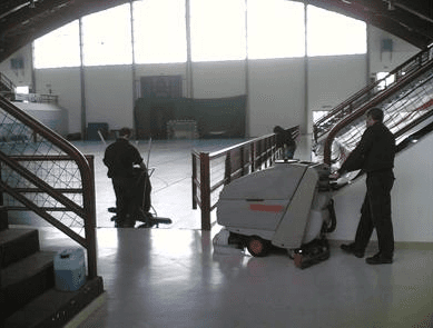Pulizia di superficie industriale con macchinari appositi