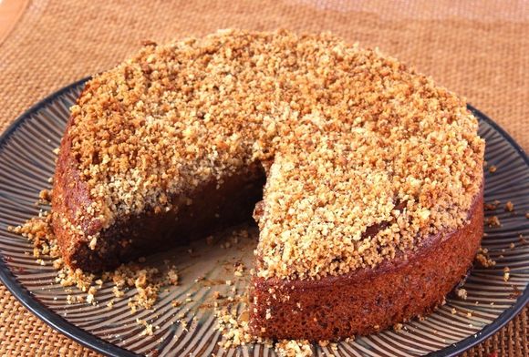 torta su tovaglia marrone in piatto