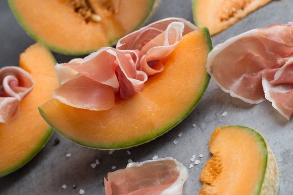 prosciutto e melone con granuli di sale