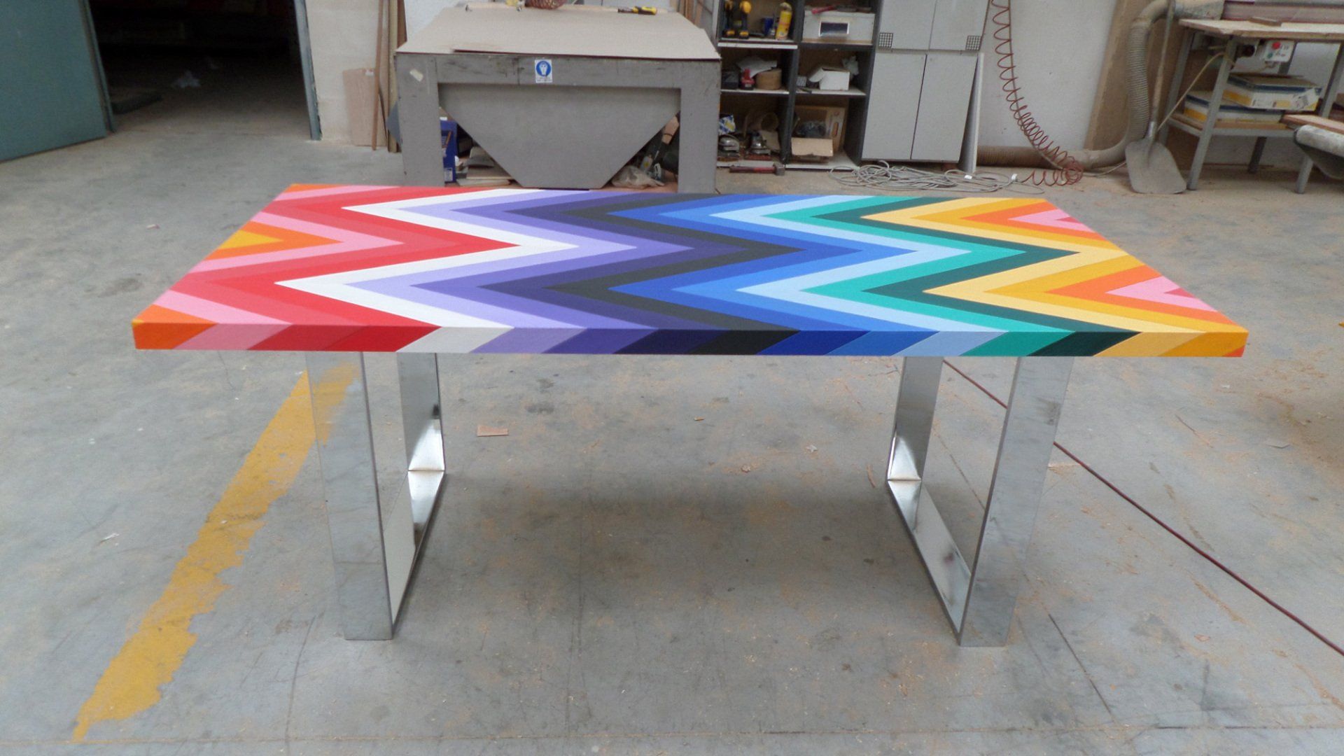 realizzazione tavoli in legno colorato