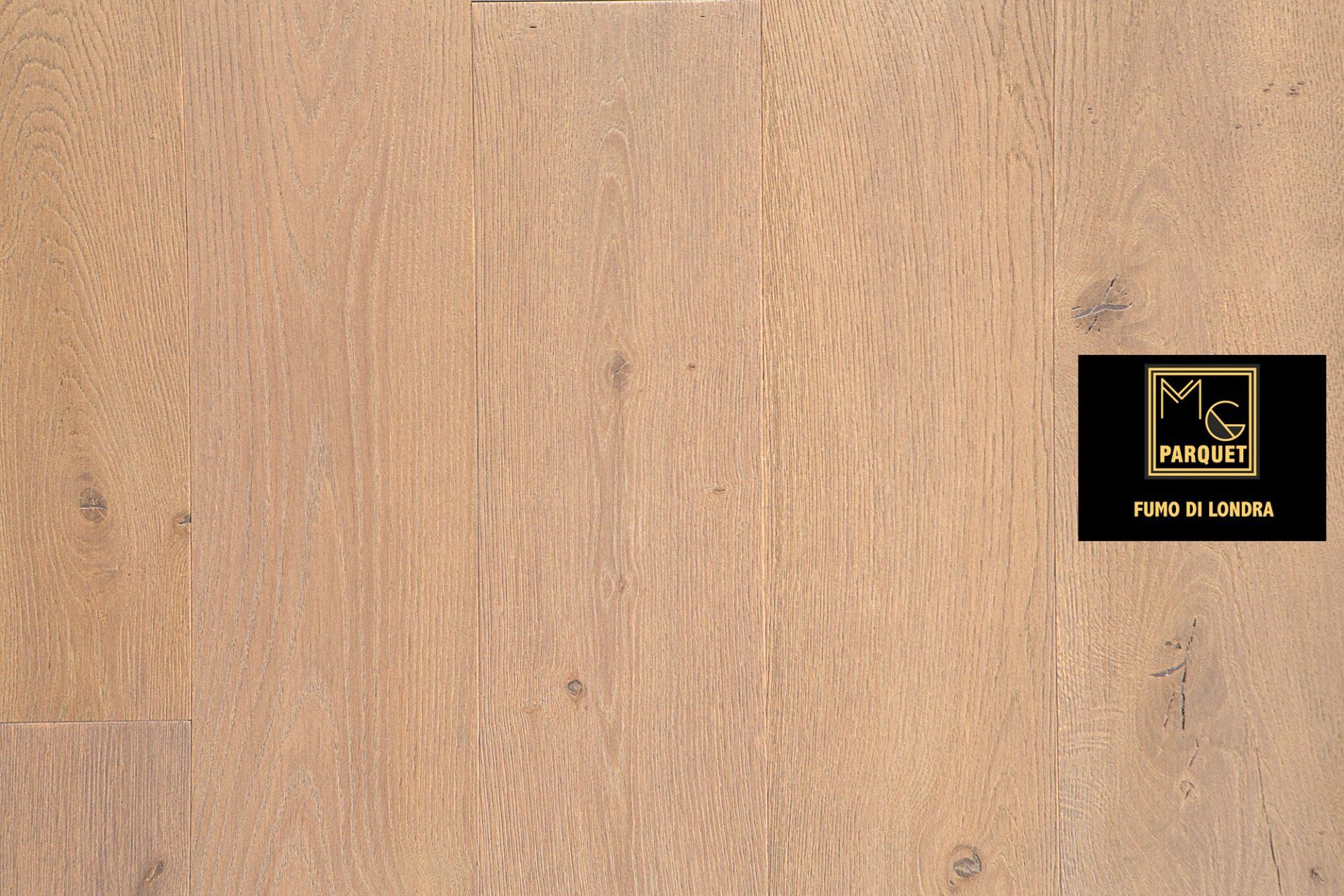 Pavimento in legno marrone chiaro con logo nero e oro.