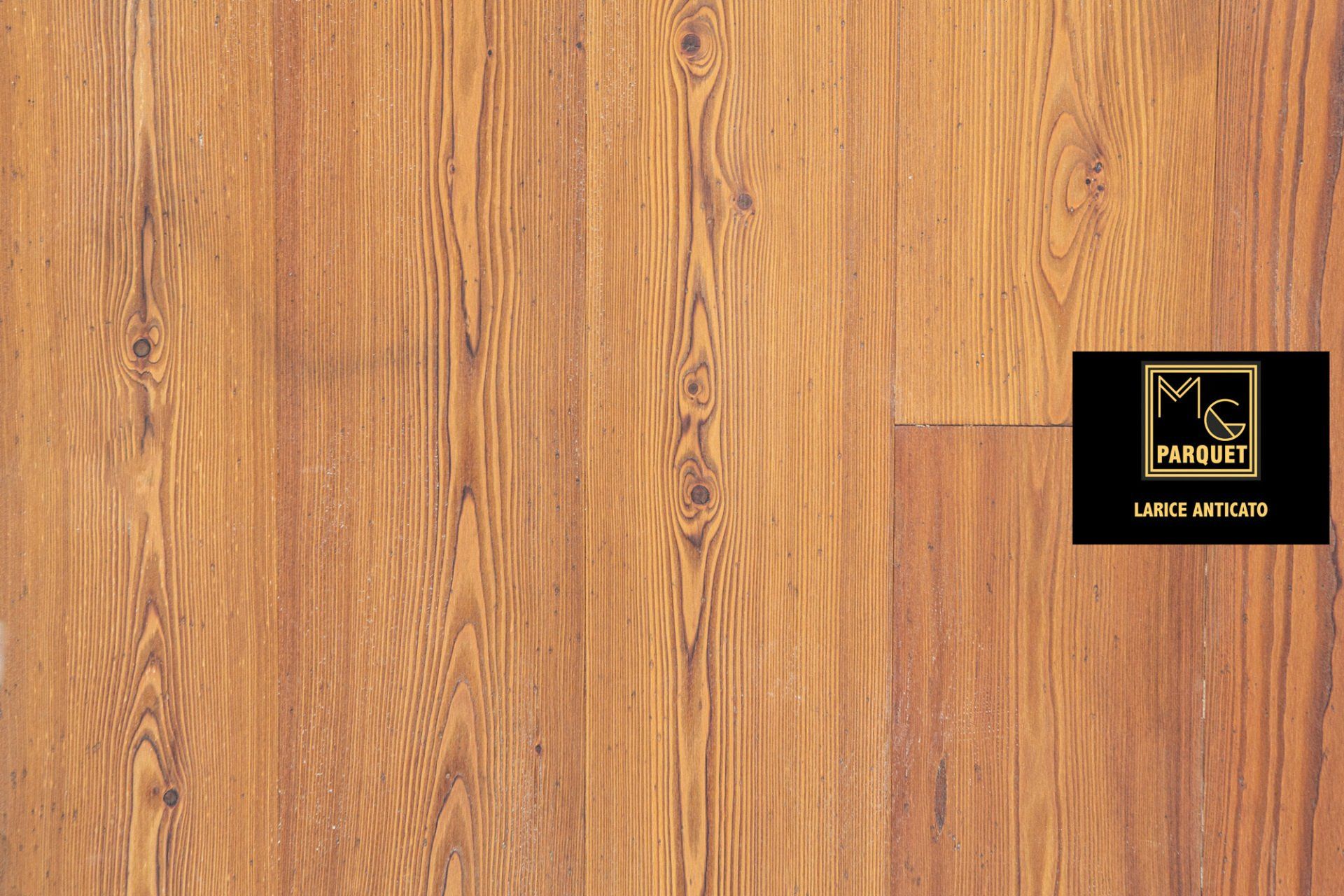 Pavimento in legno con finitura marrone dorato e etichetta con marchio.