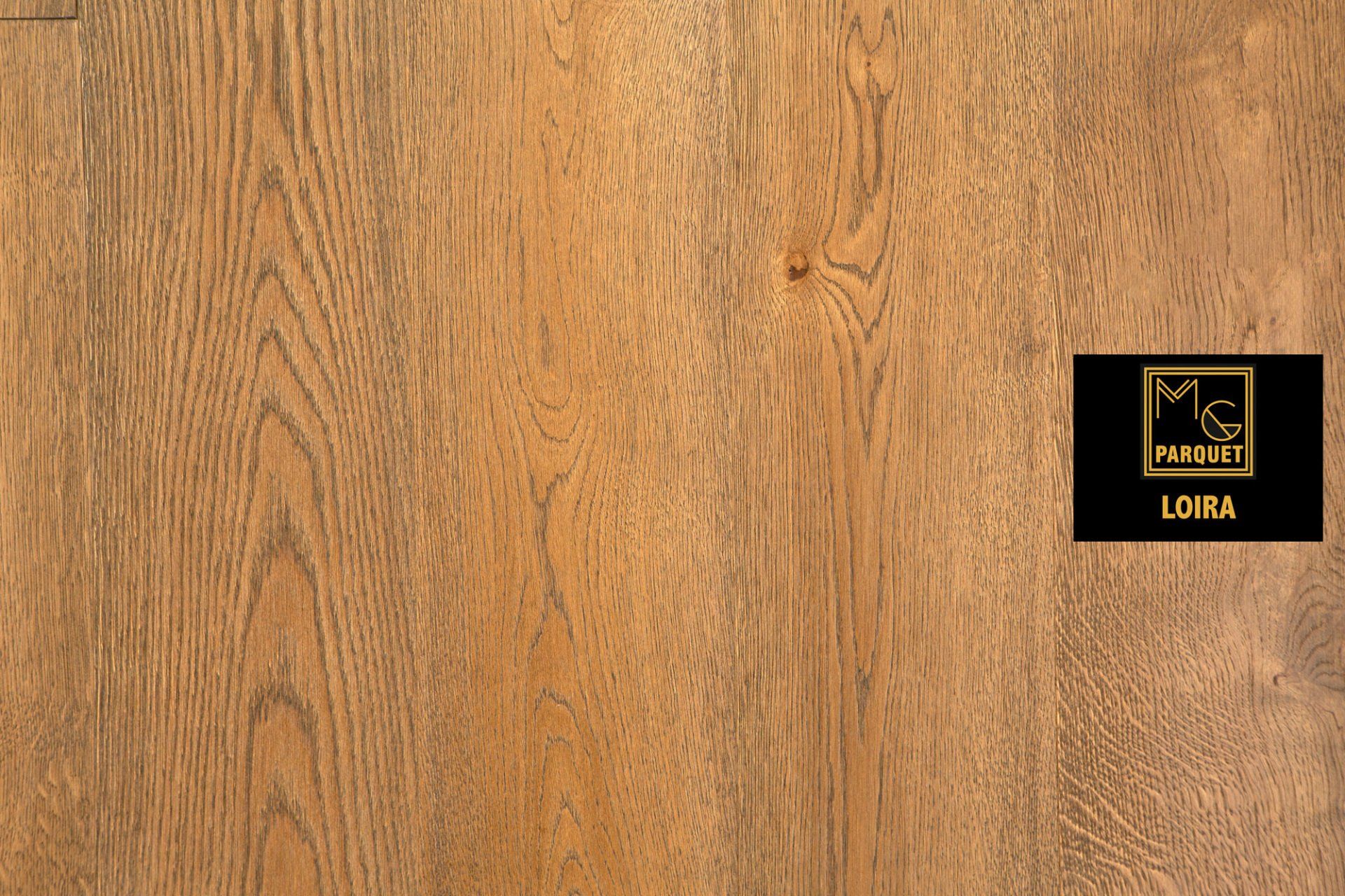 Pavimento in legno con venature e logo nero e oro con la scritta