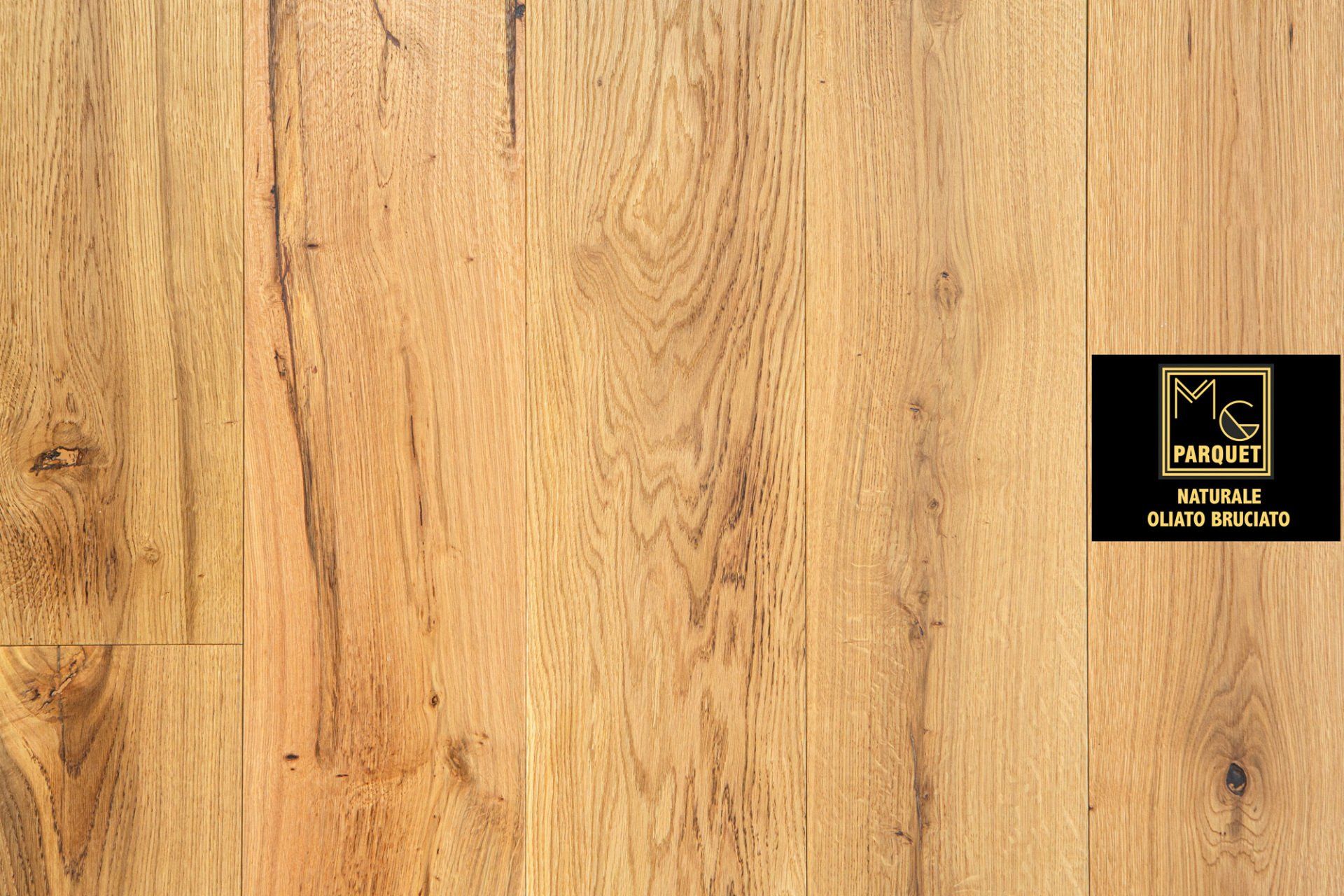 Pavimento in legno chiaro con il logo del marchio nell'angolo in basso a destra.