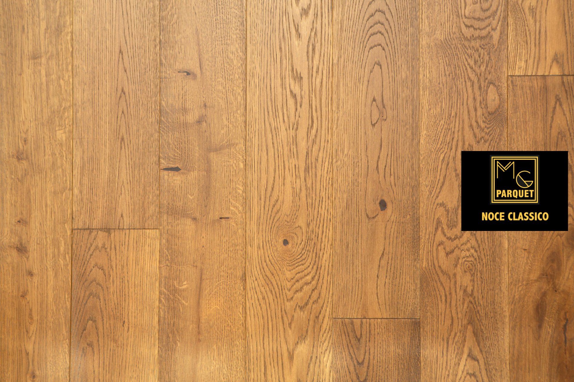 Pavimento in legno con finitura marrone-dorata. Il logo