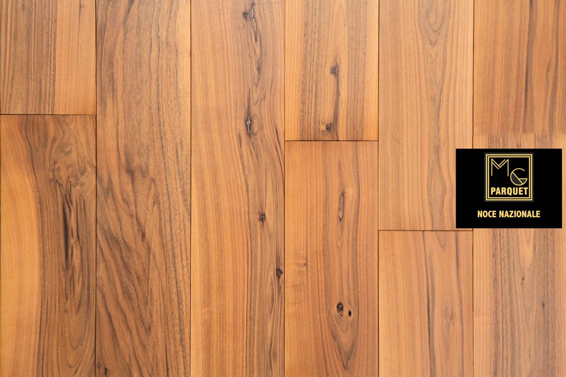 Pavimento in legno nelle tonalità del marrone con il logo aziendale in un angolo.
