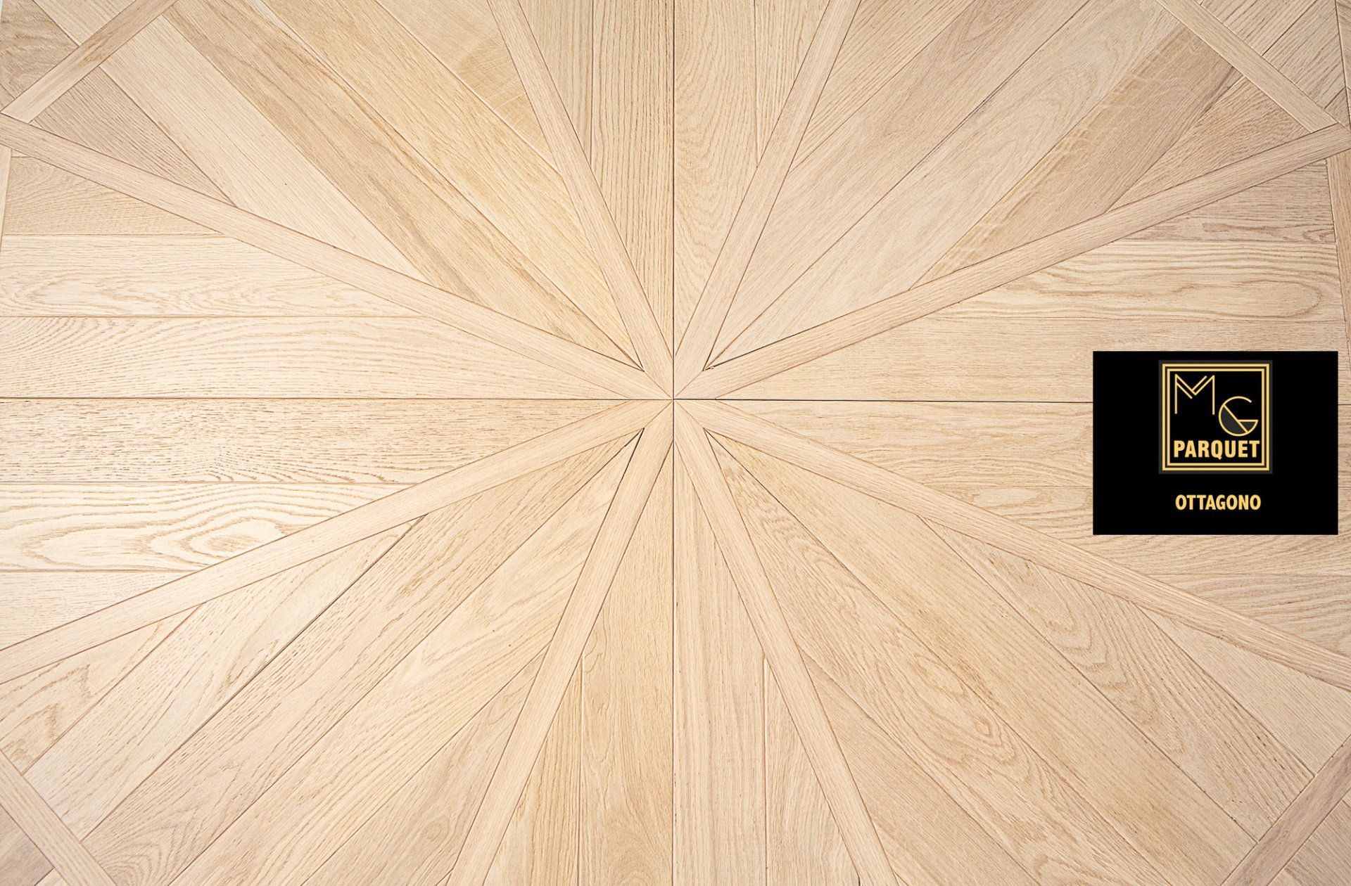 Pavimento in legno chiaro con motivo a stella.