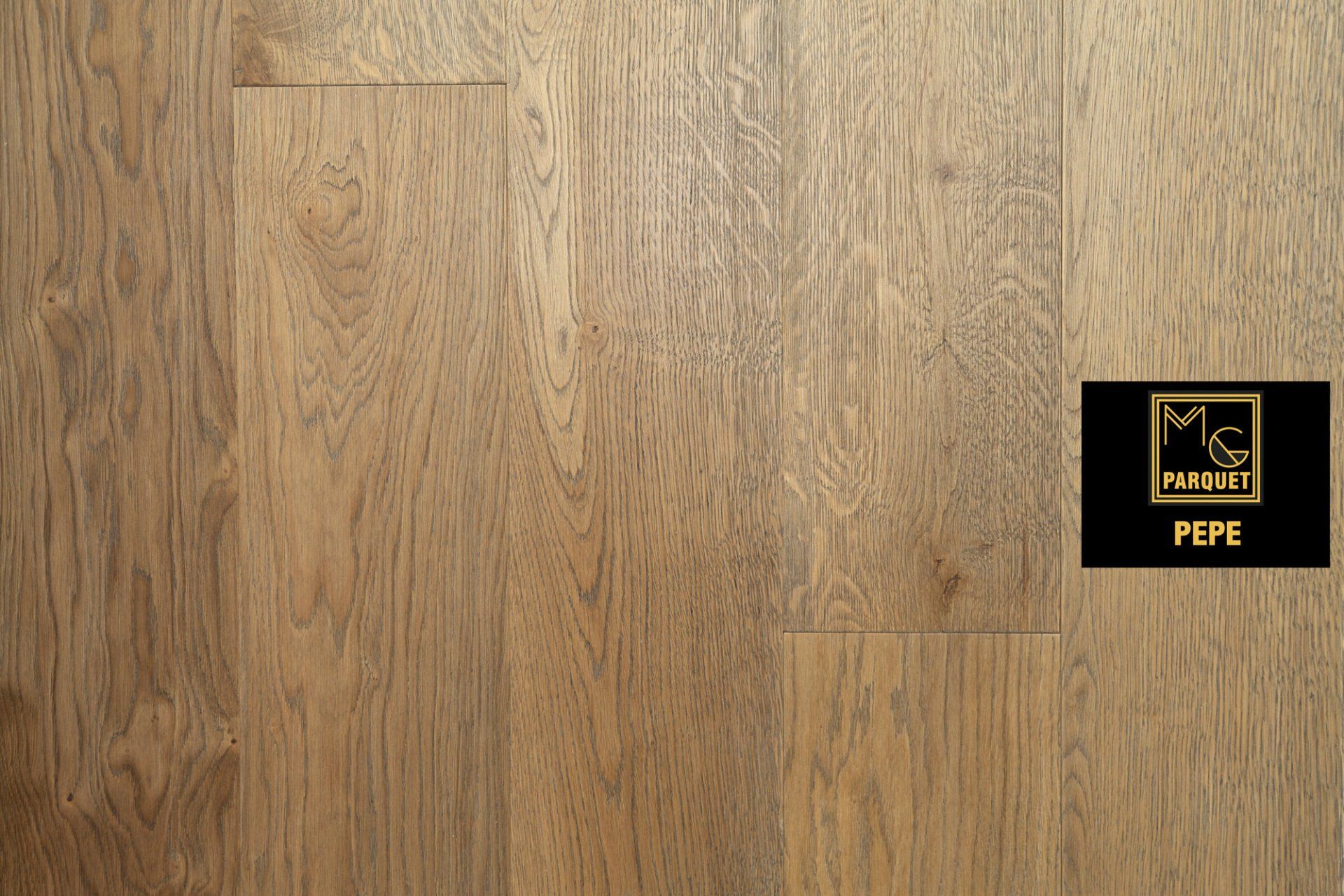 Pavimento in legno con etichetta del marchio nell'angolo in basso a destra.