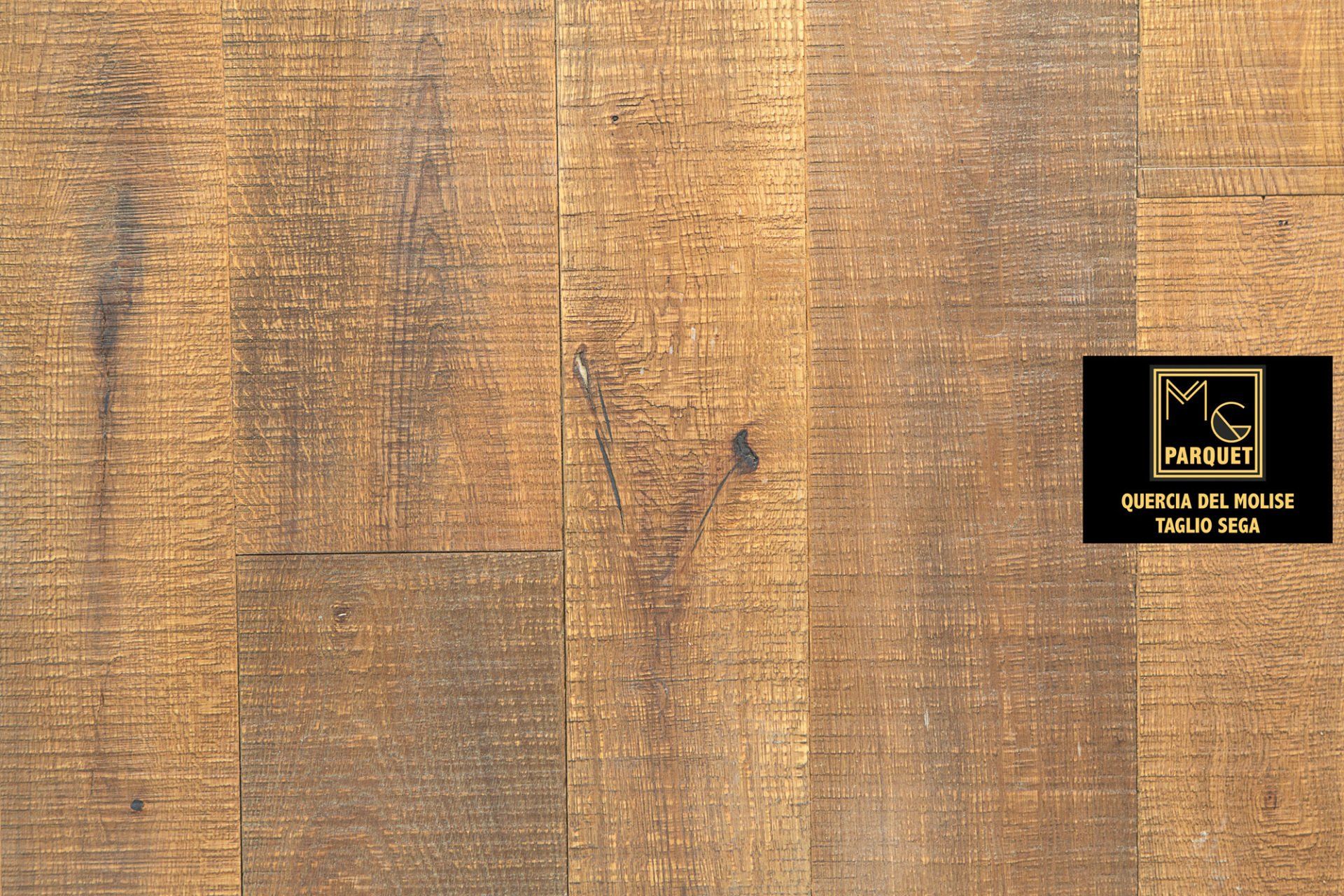 Primo piano di assi di legno con diverse tonalità di marrone e venature naturali del legno.