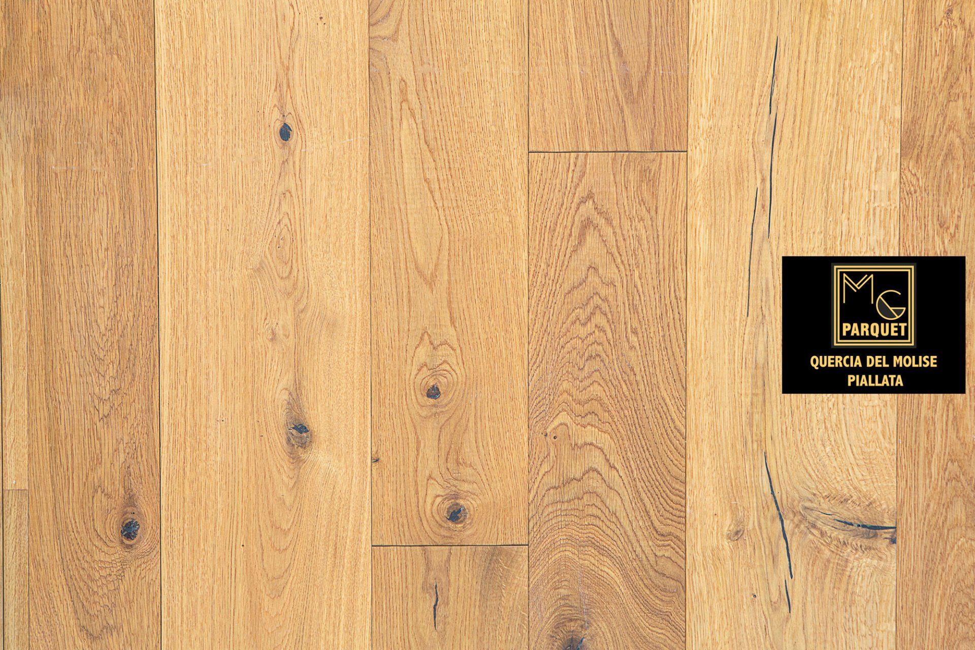 Pavimento in legno con etichetta del marchio sul lato destro.
