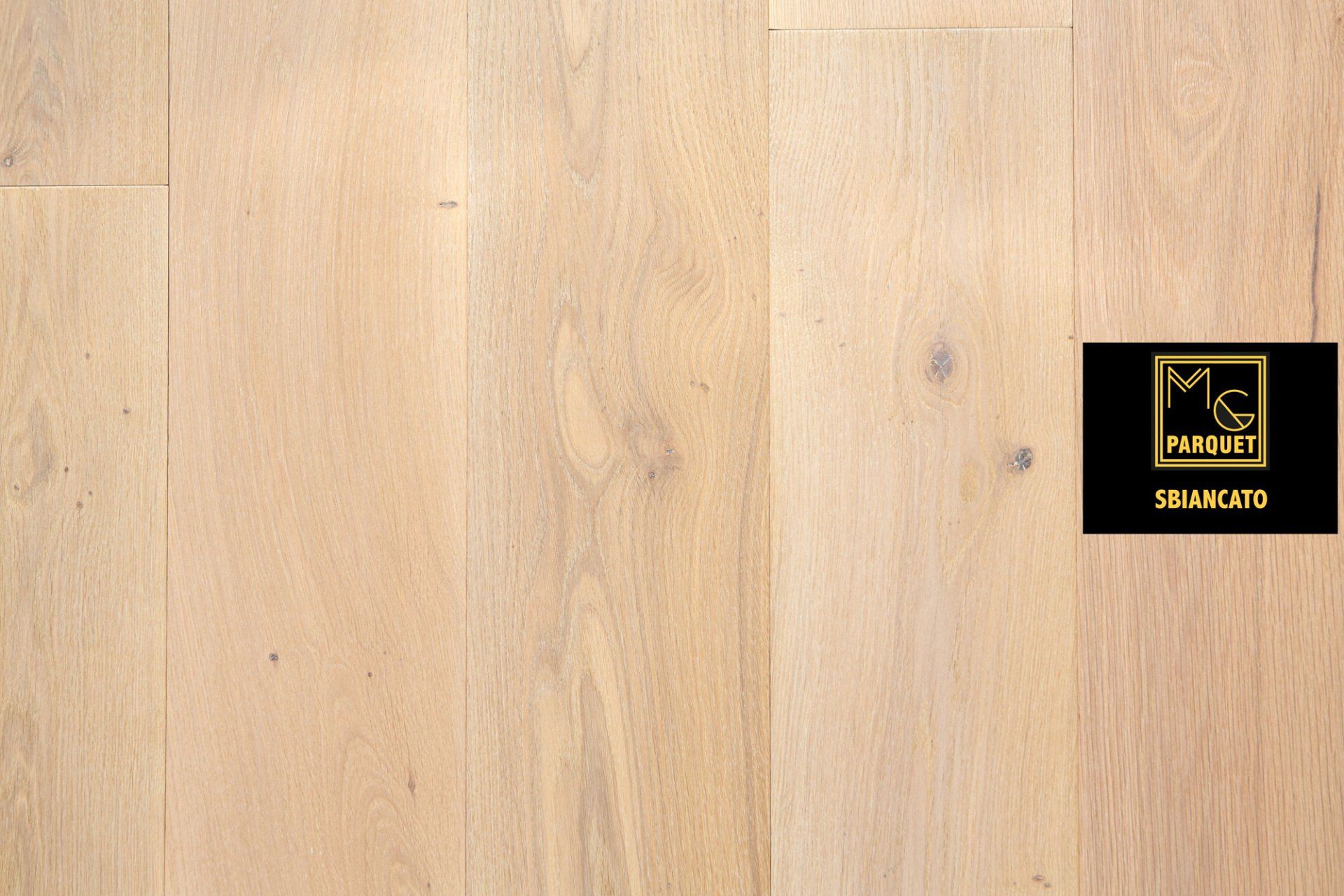 Pavimento in legno beige chiaro con logo MC Parquet in nero e oro.