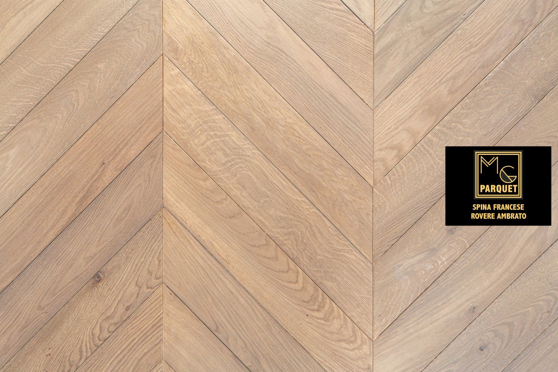 Pavimento in legno con motivo a spina di pesce color marrone chiaro con logo.