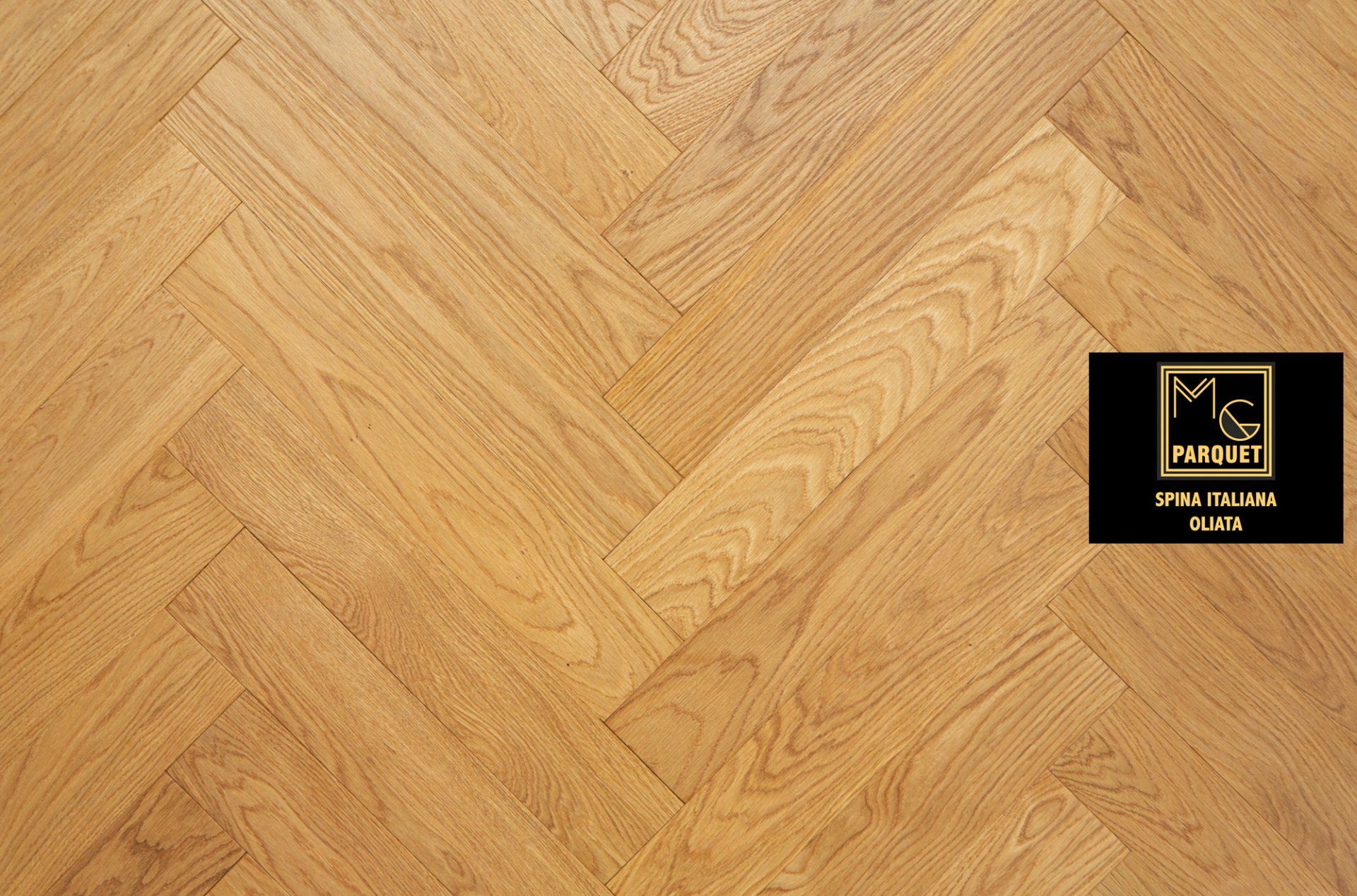 Pavimento in legno con motivo a spina di pesce color marrone chiaro.