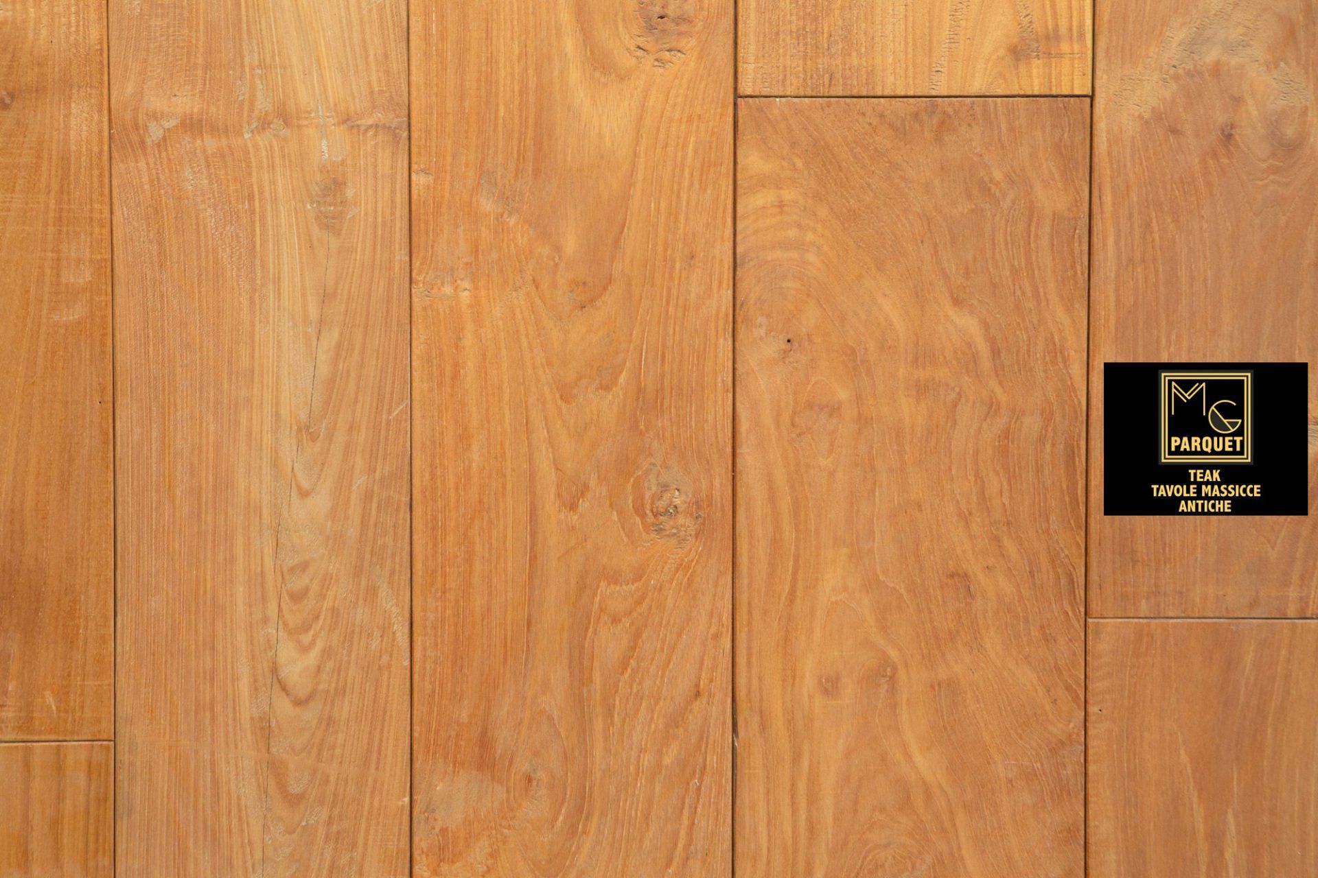 Primo piano delle assi del pavimento in legno massello marrone chiaro che evidenziano una finitura naturale.