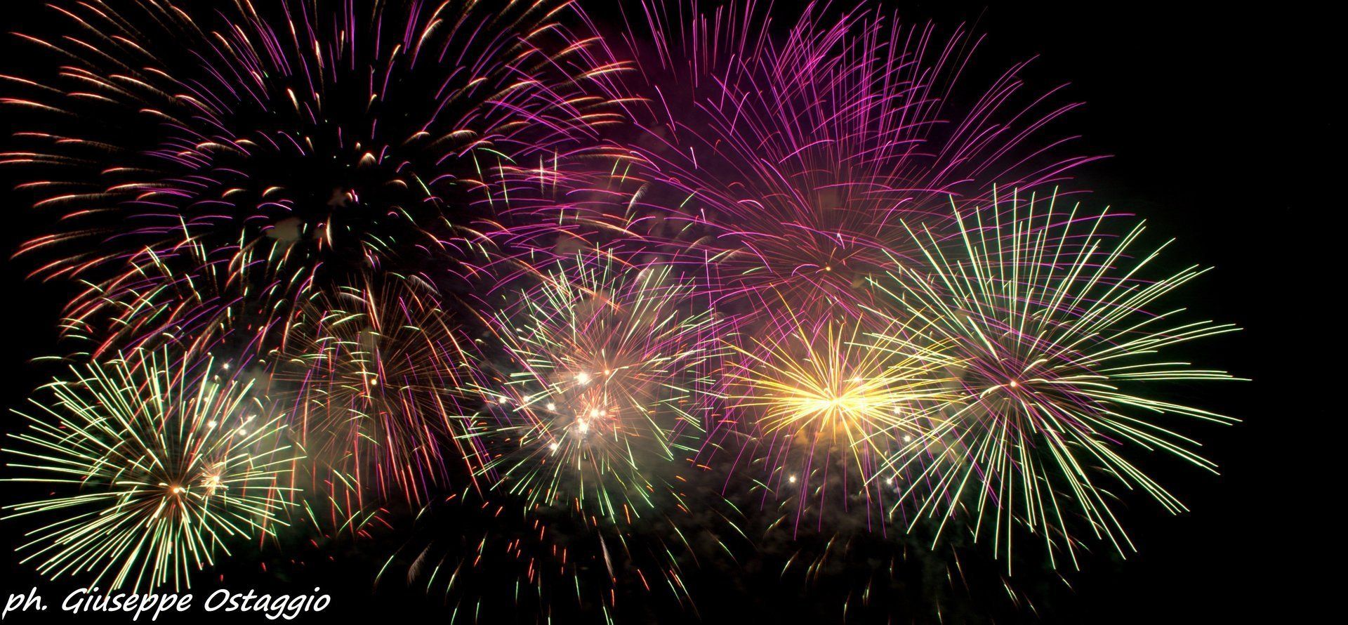 Fuochi artificiali rosa e gialli