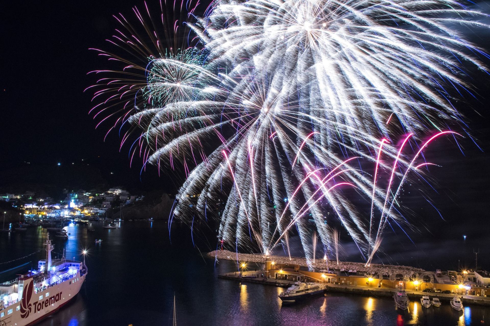 Fuochi artificiali bianchi e fucsia