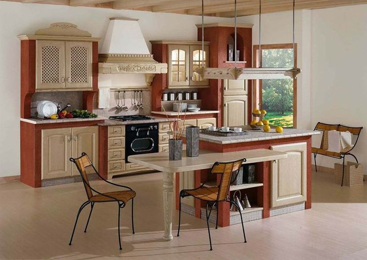 cucina con pensili chiari e dettagli in legno scuro