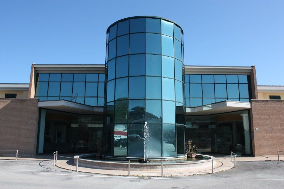 edificio con ampie vetrate