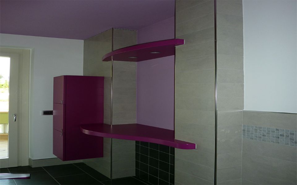 bagno con mensole color malva