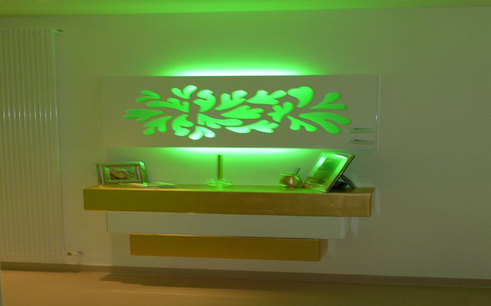consolle bianca e dorata e illuminazione verde acido