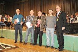Der KK Schützenverein blickt auf ein erfolgreiches Jahr 2019 zurück und wird dafür mit einer Jahresehrung gewürdigt. (v.l.n.r.) Friedrich Metzger, Hans Rother, Gustav Baumann und Vorstand Armin Rother mit Bürgermeister Kai-Achim Klare