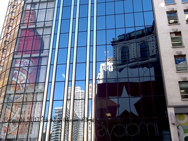A very tall building with the word avangard on it