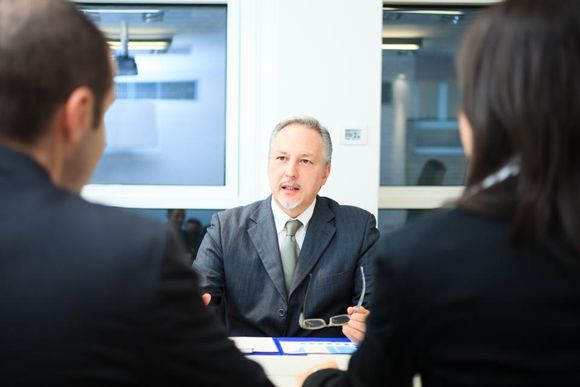 clienti in ufficio con consulente