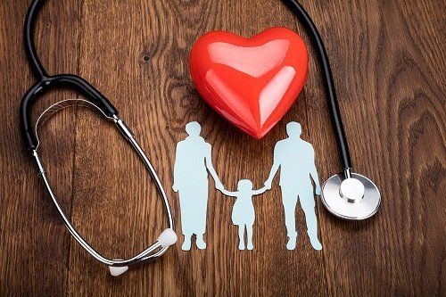 Stetoscopio intorno un cuore e una famiglia