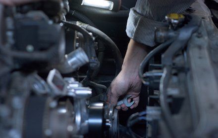 Vehicle servicing by expert mechanics
