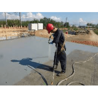 un uomo con un cappellino rosso durante un lavoro di impermeabilizzazione
