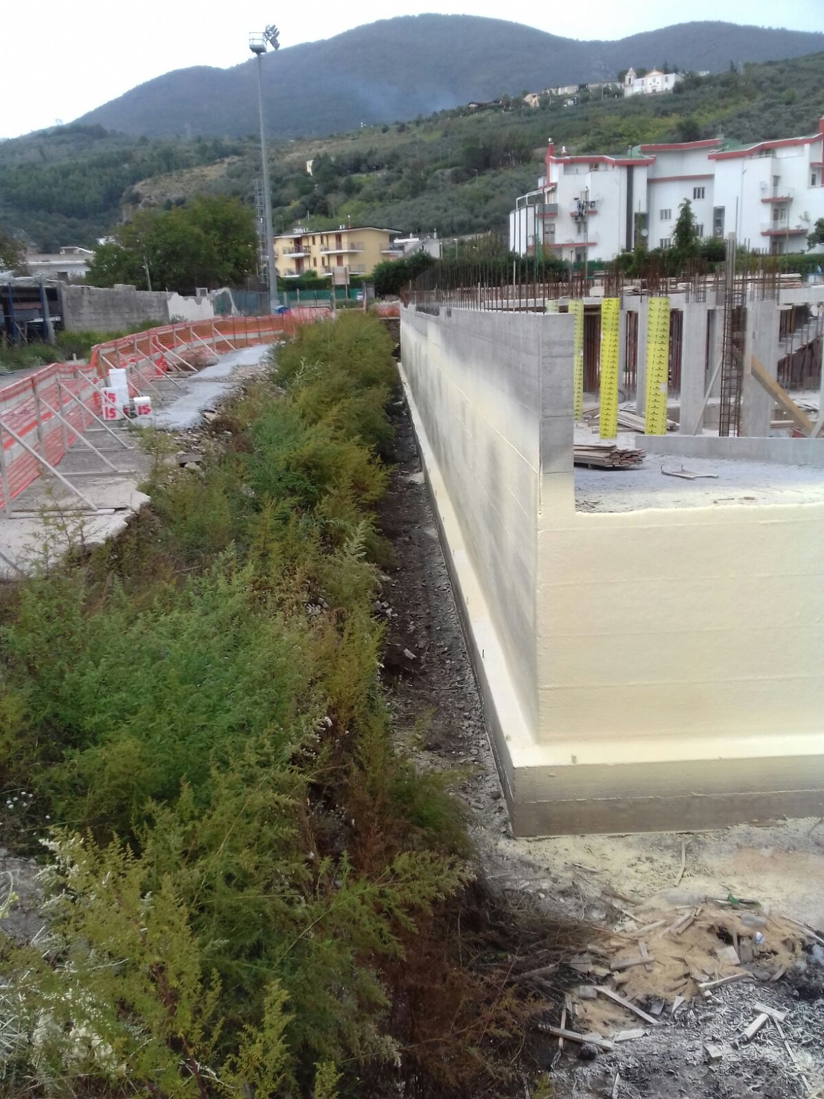 Lavori di impermeabilizzazione con schiuma poliuretanica ad alta densità per muri di fondazione